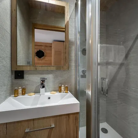 T4 A Courchevel, Proche Des Pistes, Avec Terrasse, Parking, Et Services Inclus - Fr-1-563-13 *