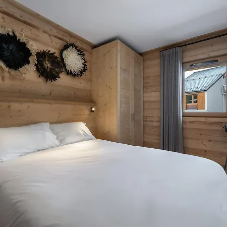 T4 A Courchevel, Proche Des Pistes, Avec Terrasse, Parking, Et Services Inclus - Fr-1-563-13 * Courchevel